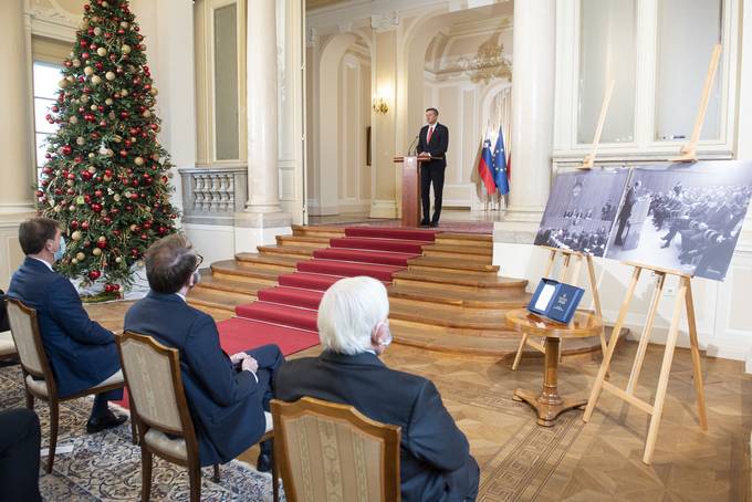 Predsednik Republike Slovenije Borut Pahor je na predvečer 30. obletnice sprejetja Ustave Republike Slovenije v Predsedniški palači priredil posebno slovesnost